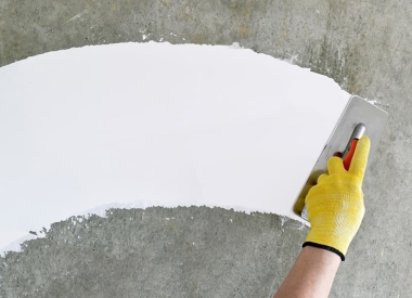 Có bắt buộc phải bả matit (trét bột) trước khi sơn, hay có thể sơn trực tiếp lên tường trát xi măng?